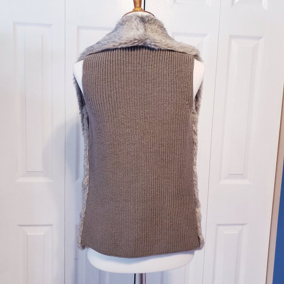 ❤️ 2/$25 … faux fur vest - Picture 3 of 5